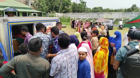 বিমান দুর্ঘটনায় নিহত আসিম জাওয়াদের মরদেহ দেখতে শত শত মানুষের ভীড়