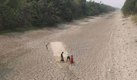 পানির অভাবে নদীর তলদেশ-ফসলের মাঠ ফেটে চৌচির River
