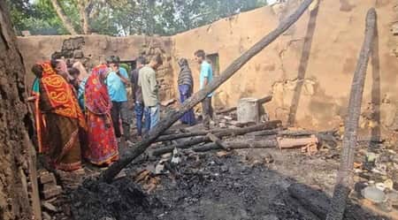 টিনের চালে বজ্রপাত, ঘরসহ পুড়ে ছাই মা ও শিশু