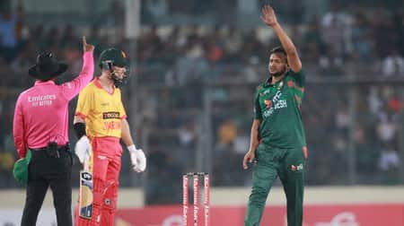 দুই বলে ২ উইকেট নিয়ে বাংলাদেশের জয়ের নায়ক সাকিব Shakib