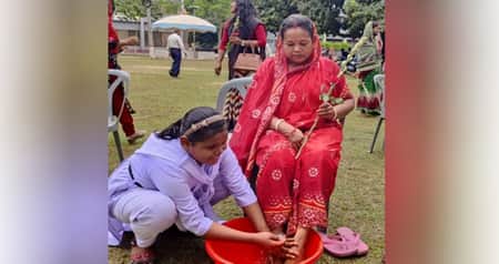 মায়ের পা ধুয়ে সম্মান জানাল শিক্ষার্থীরা Students
