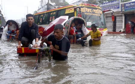 প্রবল বৃষ্টি ও জোয়ারের পানিতে তলিয়ে গেছে চট্টগ্রামের নিম্নাঞ্চল