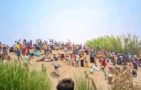 আজও স্বর্ণের খোঁজে মাটি খুঁড়ছেন লোকজন, সংবাদকর্মী দেখলেই ক্ষিপ্ত digging the ground