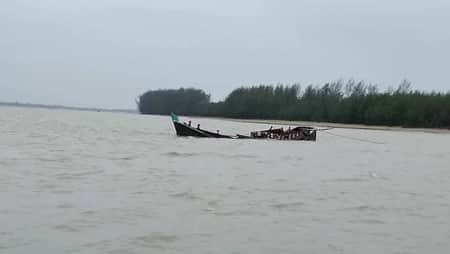 ঝড়ের কবলে ট্রলার ডুবে সাগরে নিখোঁজ ২১ জেলে উদ্ধার fisherman