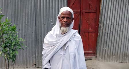 ৪২ বছর ধরে রোজা রাখা দিনমজুর ইনছান আলী এবার যাচ্ছেন হজে insan ali