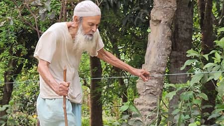 বাঁশ-দড়ি বেয়ে মসজিদে যান ১১৫ বছর বয়সী অন্ধ মোয়াজ্জিন