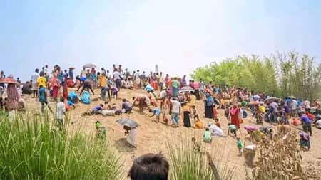 স্বর্ণের খোঁজে মাটি খুঁড়ছেন সহস্রাধিক মানুষ public