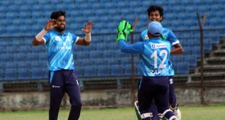 বিধ্বংসী বোলিংয়ে ৮ উইকেট নিয়ে রাজার রেকর্ড raza