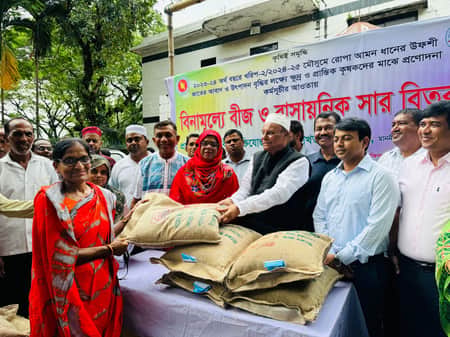 গাজীপুরের কালীগঞ্জে প্রণোদনা পেলেন ৪শ কৃষক