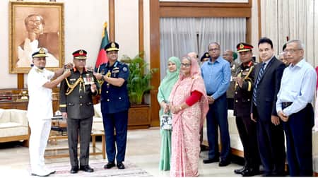 গণভবনে জেনারেল র্যাংক ব্যাজ পরলেন নতুন সেনাপ্রধান