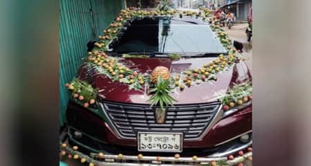 ফুল নয়, ফল দিয়েই সাজানো হলো বরের গাড়ি Car