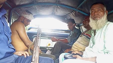 র্যাব পরিচয়ে ডাকাতি, ৫ জনকে গণধোলাই দিয়ে পুলিশে দিল জনতা Robber