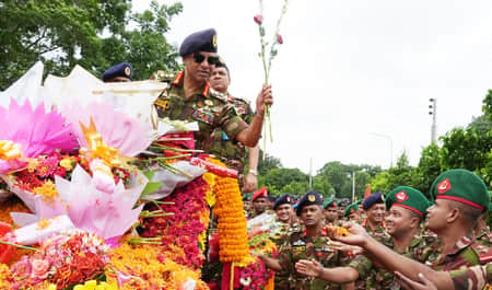 সাভার ও কুমিল্লায় বিদায়ী দরবার গ্রহণ করলেন সেনাপ্রধান