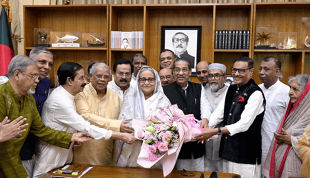 গণভবনে নেতাদের সঙ্গে ঈদের শুভেচ্ছা বিনিময় করলেন প্রধানমন্ত্রী