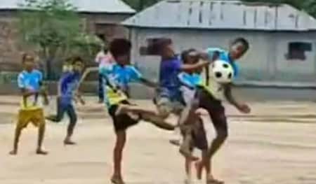 বলে হেড করতে গিয়ে প্রাণ গেল শিক্ষার্থীর Student
