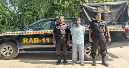 লুঙ্গিতে রক্তের দাগে ধরা পড়ল খু.নি lungi
