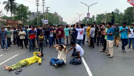 সরকারি চাকরিতে কোটা পুনর্বহাল, জাবিতে বিক্ষোভ জাবিতে বিক্ষোভ