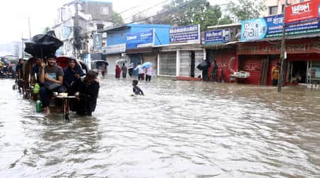 টানা বৃষ্টিতে চট্টগ্রামে জলাবদ্ধতা, বিপাকে পরীক্ষার্থী ও কর্মজীবী মানুষ
