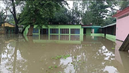 গাইবান্ধায় ১৪০ শিক্ষাপ্রতিষ্ঠান বন্ধ, পানিবন্দি লাখো মানুষ