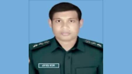 কারাগারের ছাদ ফুটো করে আসামি পালানোর ঘটনায় এবার জেলারকে বদলি