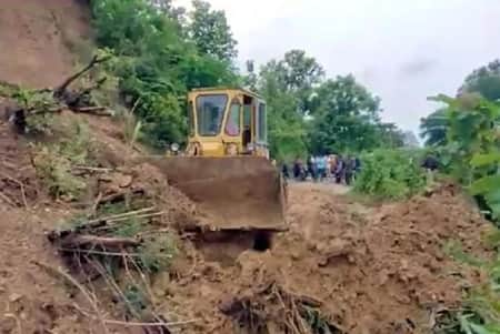 খাগড়াছড়িতে পাহাড় ধস, ঢাকা ও চট্টগ্রামের সঙ্গে সড়ক যোগাযোগ বন্ধ