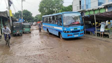 ১০০ মিটার সড়কে সীমাহীন দুর্ভোগ