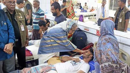 পঙ্গু হাসপাতালে আহতদের দেখতে গেলেন প্রধানমন্ত্রী প্রধানমন্ত্রী