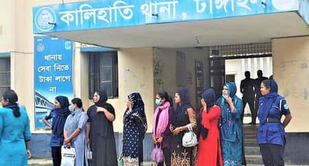 অসামাজিক কার্যকলাপের দায়ে রিসোর্ট থেকে গ্রেপ্তার ১০