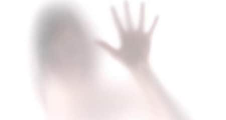 তরুণীদের ফাঁদে ফেলে
