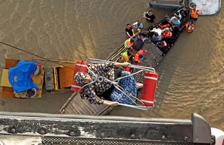 ফেনী থেকে অন্তঃসত্ত্বা নারীকে উদ্ধার করে হাসপাতালে পাঠাল বিমান বাহিনী