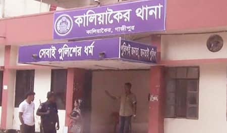 কালিয়াকৈরে ময়লার ব্যবসাকে কেন্দ্র করে দু’পক্ষের সংঘর্ষ, আহত ১০ নিজস্ব প্রতিবেদক, গাজীপুর: গাজীপুরের কালিয়াকৈর উপজেলার মৌচাক এলাকায় শুক্রবার (৩০ আগস্ট) সন্ধ্যায় ময়লা ব্যবসাকে কেন্দ্র করে বিএনপির দুই গ্রুপের মধ্যে সংঘর্ষ হয়েছে। এ ঘটনায় উভয় গ্রুপের অন্তত ১০ জন অহত হয়েছেন। তারা উপজেলার বিভিন্ন ক্লিনিকে চিকিৎসা নিয়েছেন। এলাকাবাসী জানান, মৌচাক শিল্পাঞ্চলের প্রত্যেক বাড়ি থেকে গত কয়েক বছর ধরে খাইরুল ইসলাম নামের এক ব্যক্তি নিজের কর্মচারী দিয়ে ময়লা সংগ্রহ করতেন। এ কাজে প্রতিটি বাড়ি থেকে ১০০-১৫০ টাকা করে নিতেন তিনি। আওয়ামী লীগ সরকারের পতনের পরই ময়লার ব্যবসা ওমর ফারুক গ্রুপের দখলে নেওয়ার চেষ্টা করেন। খাইরুলের পক্ষে জেলা যুবদলের যুগ্ম আহ্বায়ত মোহসিন সরকার বাধা দেন। এই ঘটনাকে কেন্দ্র করে আজ সন্ধ্যায় মৌচাক বাজার এলাকায় মোহসিন সরকারের গ্রুপের লোকজন ও মৌচাক ইউনয়ন শ্রমিক দলের সভাপতি ওমর আলীর লোকজনের মধ্যে ধাওয়া-পাল্টা ধাওয়া হয়। পরে উভয় গ্রুপ সংঘর্ষে জড়ায়। এতে দুই পক্ষের অন্তত ১০ জন আহত হন। আহতদের মধ্যে মৌচাক এলাকার সাইফুল ইসলাম (৩৮), হুমায়ুন আহমেদ (৪০), মৌচাক বাজার সমিতির সভাপতি মাসুদ পারভেজ (৪০) ও তার ছেলে নুর আলম সিদ্দিকী কাব্য (১৮) স্থানীয় ক্লিনিকে ভর্তি হয়েছেন। অন্য আহতরা মৌচাক এলাকার কয়েকটি ক্লিনিকে প্রাথমিক চিকিৎসা নিয়েছেন বলে জানিয়েছেন স্থানীয় লোকজন। মৌচাক বাজার সমিতির সভাপতি ও মোহসিন সরকারের বড় ভাই মাসুদ পারভেজ বলেন, ‘গত তিন দিন ধরে আমাদের সঙ্গে ময়লা ব্যবসাকে কেন্দ্র করে ওমরদের ঝামেলা হচ্ছে। আজ সন্ধ্যায় ওমরের লোকজন আমাদের ওপর হামলা চালায়।’ এব্যাপারে অভিযুক্ত ওমরের মোবাইলে একাধিকবার ফোন করা হলেও তিনি কল রিসিভ করেননি। কালিয়াকৈর থানার ভারপ্রাপ্ত কর্মকর্তা (ওসি) এএফএম নাসিম বলেন, ‘পরিস্থিতি নিয়ন্ত্রণ করা হয়েছে। এ বিষয়ে কেউ কোনো অভিযোগ করেনি। অভিযোগ পেলে তদন্ত করে ব্যবস্থা নেওয়া হবে।’