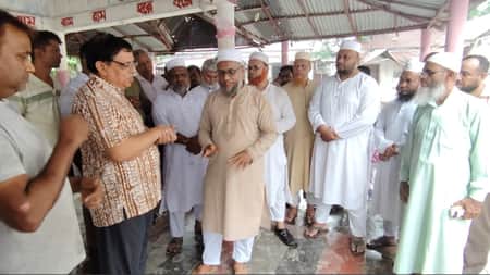 কালীগঞ্জে সনাতন ধর্ম্বাবলম্বীদের পাশে জামায়াতে ইসলামীর নেতৃবৃন্দ কালীগঞ্জে সনাতন ধর্ম্বাবলম্বীদের পাশে জামায়াতে ইসলামীর নেতৃবৃন্দ (2)