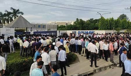 গাজীপুরে শ্রমিকদের ২১ দফা দাবিতে বিক্ষোভ গাজীপুরে শ্রমিকদের ২১ দফা দাবিতে বিক্ষোভ