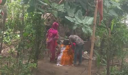 গাজীপুরে হাসপাতাল প্রাঙ্গণে বটগাছ, চিকিৎসা রেখে মানত রোগীদের গাজীপুরে হাসপাতাল প্রাঙ্গণে বটগাছ, চিকিৎসা রেখে মানত রোগীদের