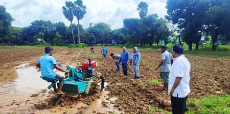 বন্যার্ত কৃষকদের পাশে দাঁড়িয়েছে বিনা বন্যার্ত কৃষকদের পাশে দাঁড়িয়েছে বিনা