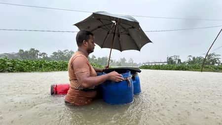 নিরাপদ আশ্রয়ের খোঁজে কুমিল্লার শত শত মানুষ