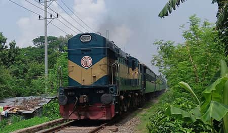 রাজশাহী রুটে ৭ ঘণ্টা পর ট্রেন চলাচল শুরু রাজশাহী রুটে ৭ ঘণ্টা পর ট্রেন চলাচল শুরু