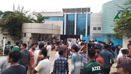 ১৯ দফা দাবিতে টঙ্গীতে ওষুধ উৎপাদন কারখানায় শ্রমিক বিক্ষোভ ১৯ দফা দাবিতে টঙ্গীতে ওষুধ উৎপাদন কারখানায় শ্রমিক বিক্ষোভ