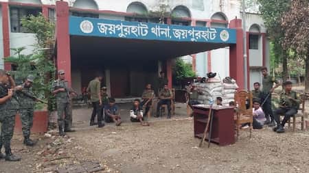 থানায় চুরি করতে গিয়ে ধরা ২ যুবক