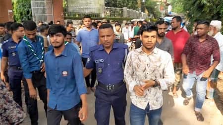 কলেজে ঢুকে শিক্ষার্থীদের ওপর ছাত্রলীগের হামলা, ৩ নেতা আটক