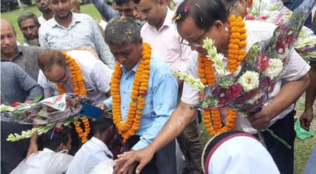 পা ধরে ক্ষমা চেয়ে সেই চার শিক্ষককে ফেরালো শিক্ষার্থীরা