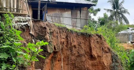 কক্সবাজারে পাহাড় ধসে একই পরিবারের ৩ জন নিহত