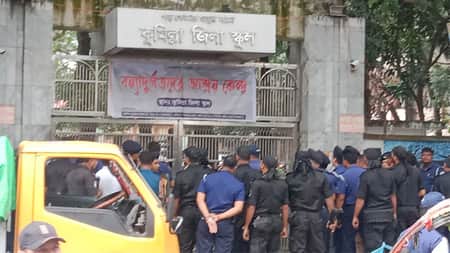 আইজিপি ও র্যাব মহাপরিচালককে অবরুদ্ধ করলেন শিক্ষার্থীরা Kumilla