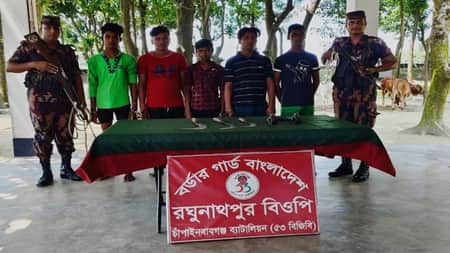 বিজিবির হাতে ধরা ৫ ভারতীয় তরুণ Rajshahi