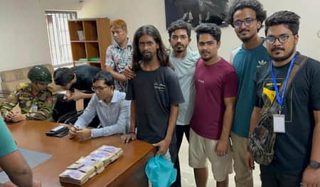১৮ লাখ টাকাসহ রহস্যময় ধাতব বস্তু পেলো শিক্ষার্থীরা, থানায় জমা Rajshahi