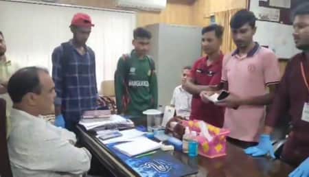 প্যান্টের চেইন খুলে শিক্ষার্থীদের সাথে অসদাচরণ, হাসপাতালের তত্ত্বাবধায়ক বদলি Sirajganj