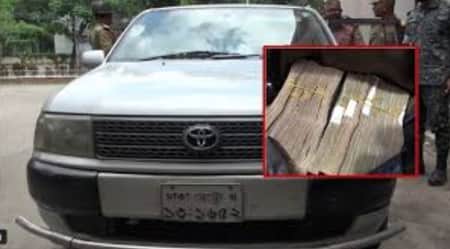 সাড়ে ৮৮ লাখ টাকাসহ প্রাইভেটকার আটকালো শিক্ষার্থীরা Taka