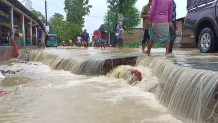 ৭ নদীর পানি বিপৎসীমার ওপর দিয়ে প্রবাহিত flood