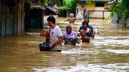 বন্যা কবলিতদের ৫২ লাখ টাকা দেবে যুক্তরাজ্য flood-2