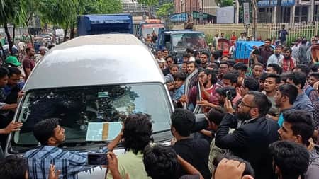 গাড়ি আটক